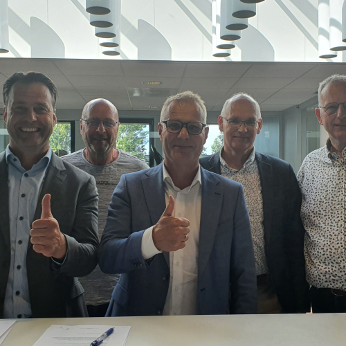 220613 ondertekening aannemingsovk 26 won Mijnsheerenland.jpg