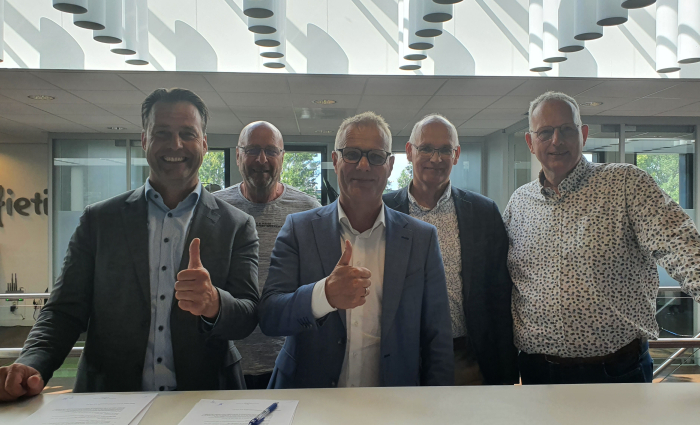 220613 ondertekening aannemingsovk 26 won Mijnsheerenland.jpg