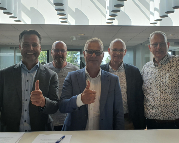 220613 ondertekening aannemingsovk 26 won Mijnsheerenland.jpg