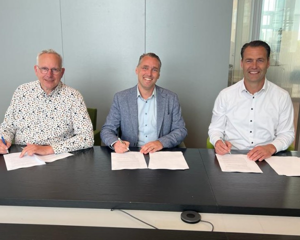ondertekening planovk Tienvoet Heinenoord_Novaform en KdK.jpeg