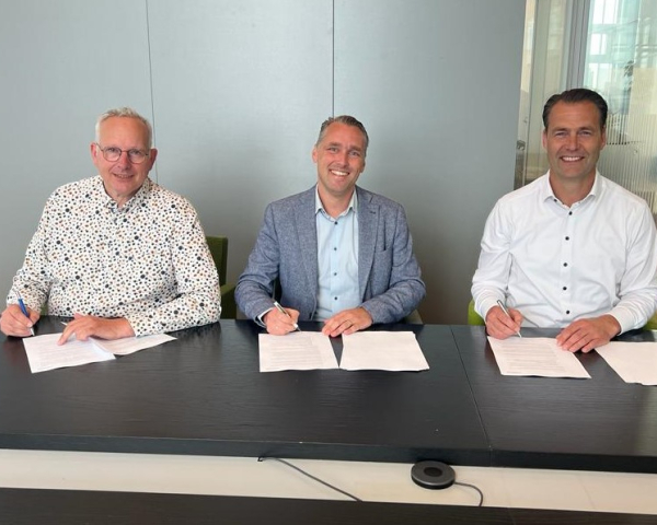 ondertekening planovk Tienvoet Heinenoord_Novaform en KdK.jpeg